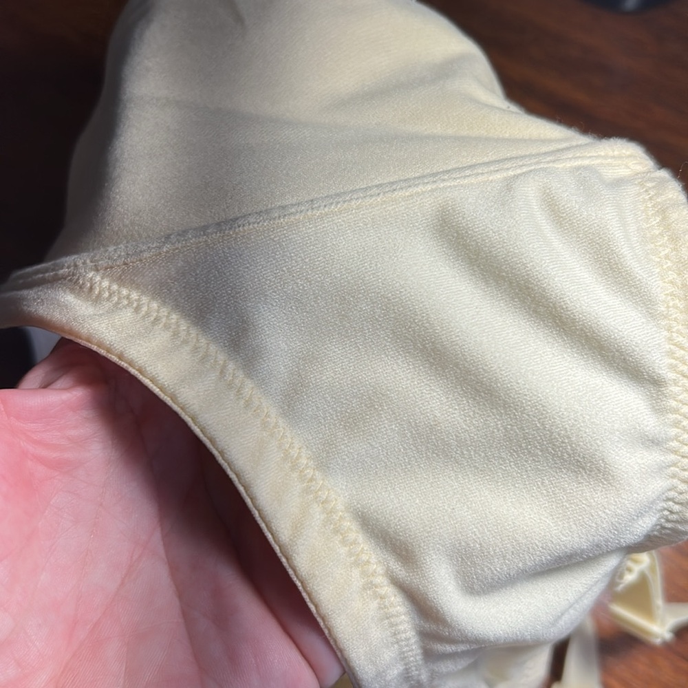 Victoria Secret Body by Victoria Lightly Lined Underwire Cream Bra. Size 38D - Picture 3 of 9